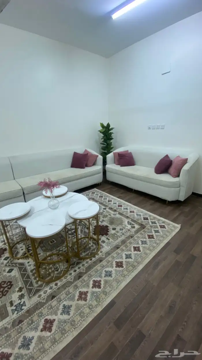 كنب مع سجاد مع طاولات 2000  فقط 2