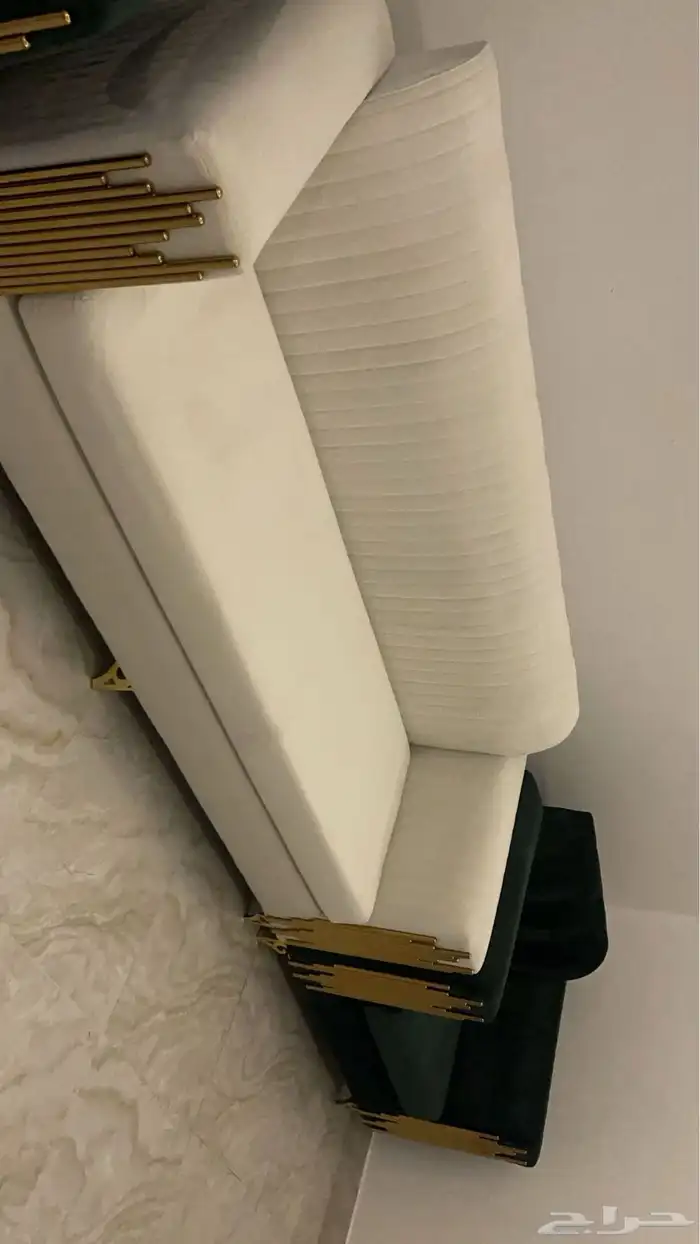 كنب للبيع مستخدم شهر ونص فقط والون الذهبي مكون استيل 2