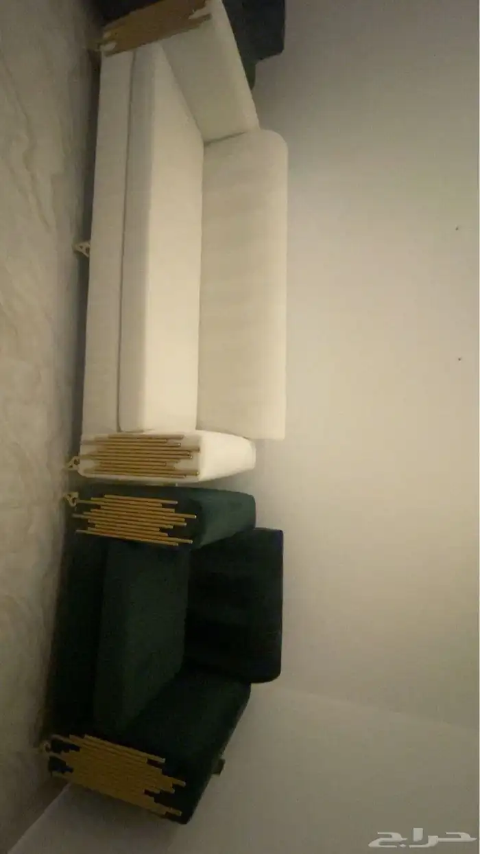 كنب للبيع مستخدم شهر ونص فقط والون الذهبي مكون استيل 0