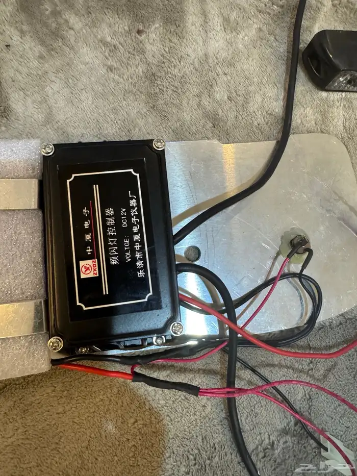 جهاز براقات 12 فولت مع لمبات احمر وزرق للبيع 0