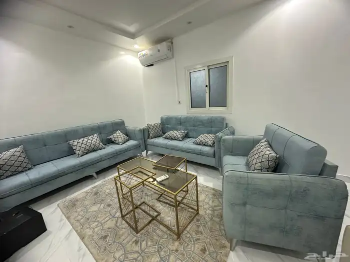 طقم كنب شبه جديد مع الستاره والطاولات والسجاد 1