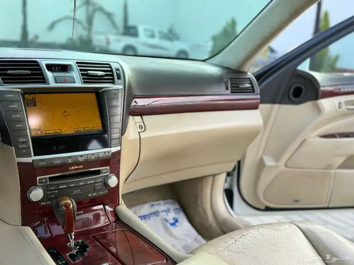 لكزس LS460 2010 28