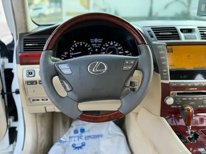 لكزس LS460 2010 29