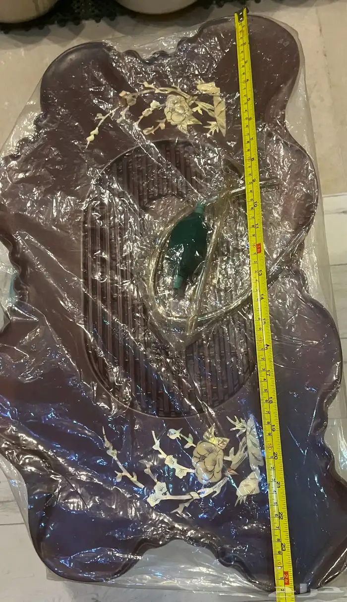 طقم تبسي تقديم شاهي خشب ثغيل منقوش بالصدف مع طقم براد فخار 2