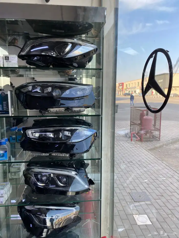 يوجد لدينا صدامات مرسيدس A .GLE.GLC مايباخ وقطع الغيار 3