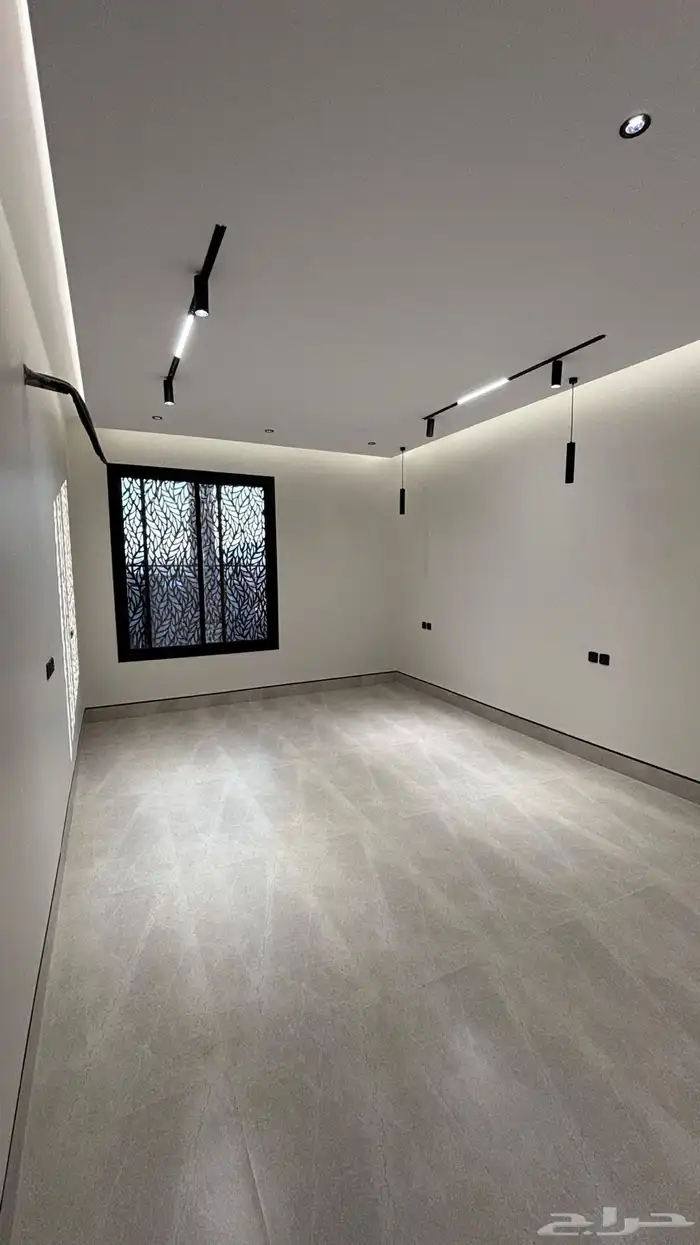 فلل روف في الدفاع بمصعد راكب 18