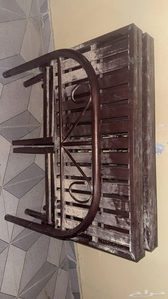 بريق وكرسي حمام وسرير حديد 3