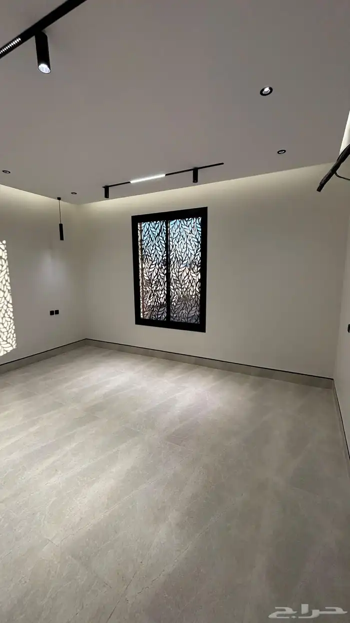 فلل روف في الدفاع بمصعد راكب 23