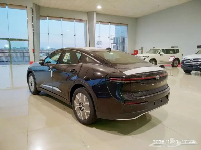 وارد اليحيى كراون ستاندر 2.5 لتر هجين رادار قماش اسود 2025 5