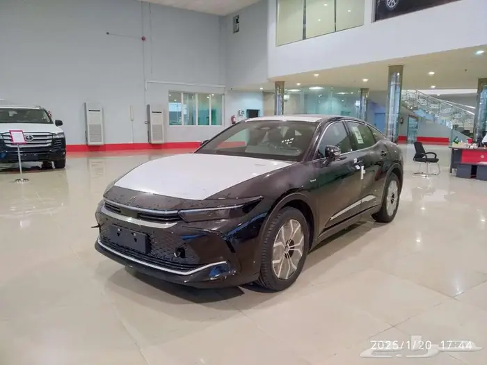 وارد اليحيى كراون ستاندر 2.5 لتر هجين رادار قماش اسود 2025 1