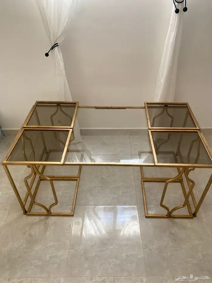 طاولة مع اربع خدمه 1