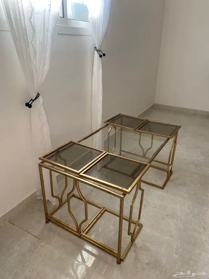 طاولة مع اربع خدمه 0