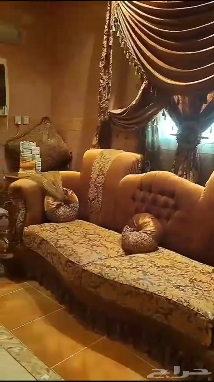 أثاث مستعمل كنب 12نفر نظيف مع عدد 2ستارة 2