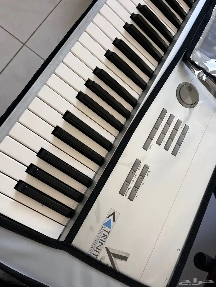 للبيع اورغ Korg V3 خارق النضافة فول اوبشن مع برنامج 1