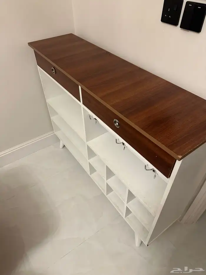 طاولات خدمه وتلفاز ومكيف للبيع 1