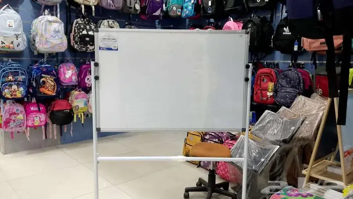 سبورة ألمنيوم 90 في 120 سم مع عجلات   أقلام سبورة   ممحاة 3