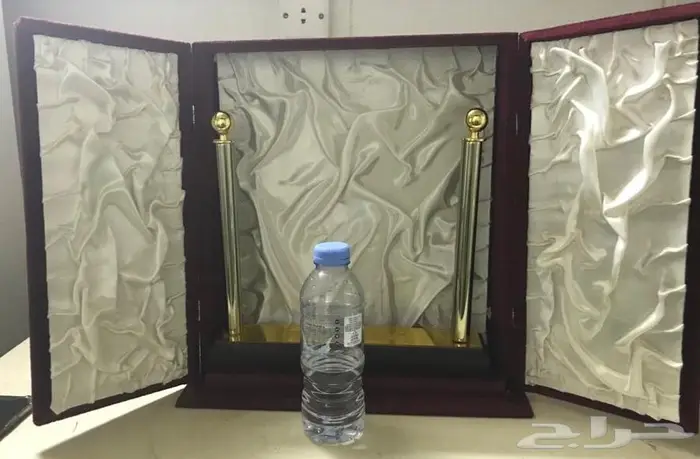 درع كبير وشهادات شكر مخزنه 1