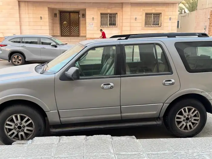اكسبديشن 2009 نظيف في رس رفرف خلفي يسار فقط الباقي بدي بلد 9