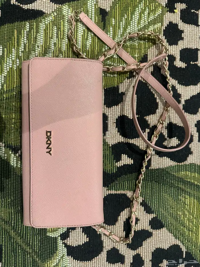 شنطة DKNY اصليه استعمال مرتين 0