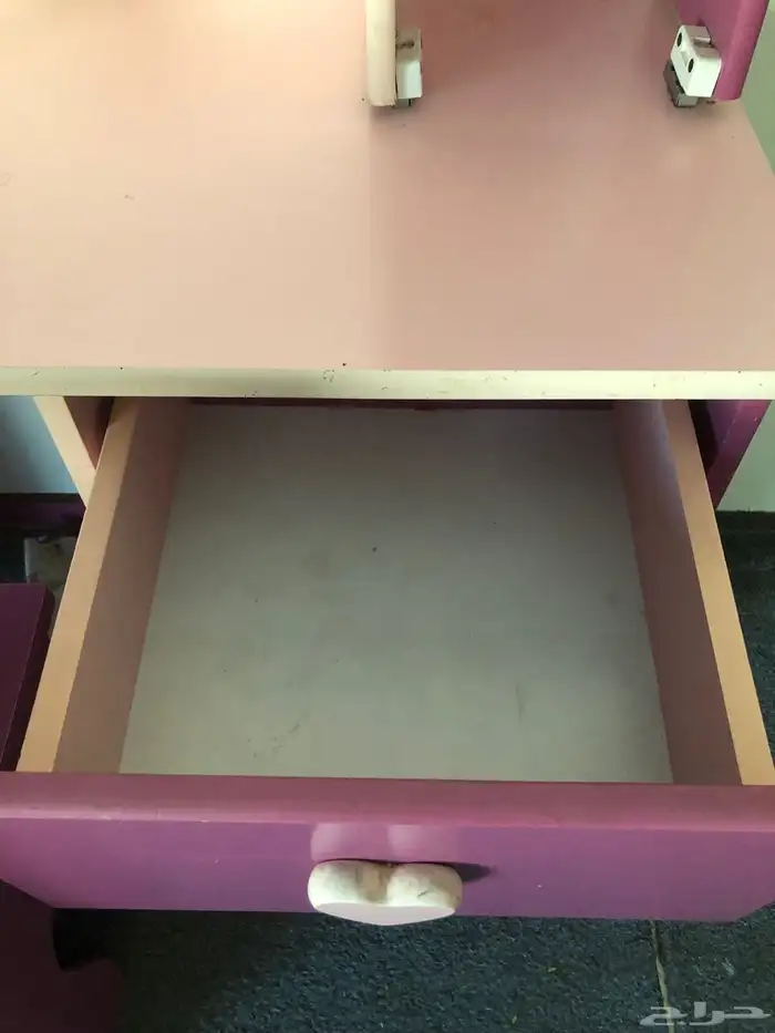 طاولة وتسريحة للبيع 3