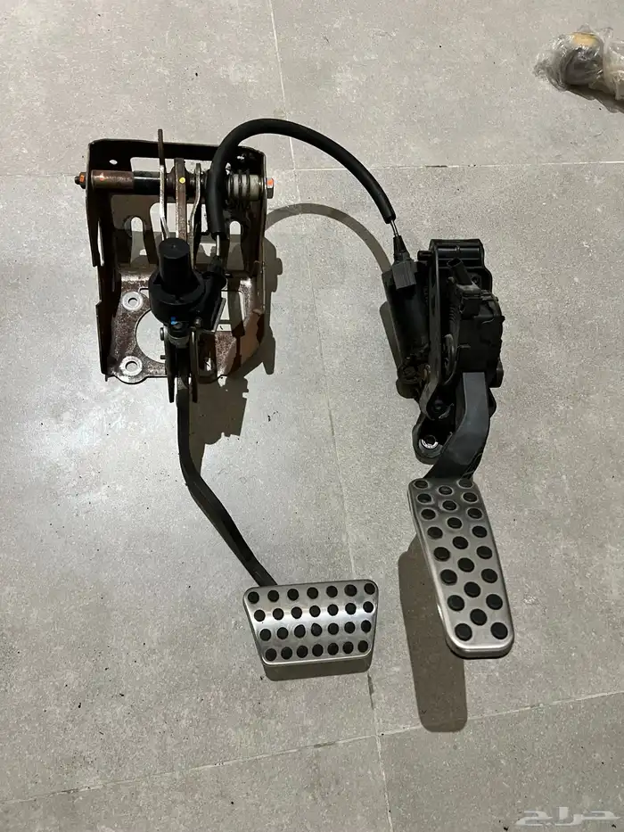 دعاسات بنزين وفرامل كرايسلر 300 SRT 0