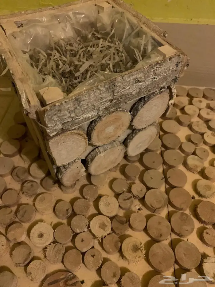 استاند خشبي للهدايا 2