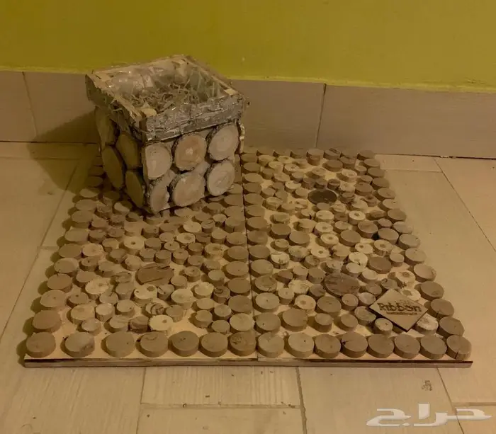 استاند خشبي للهدايا 0