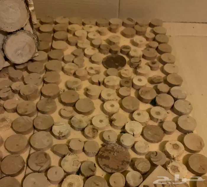 استاند خشبي للهدايا 1