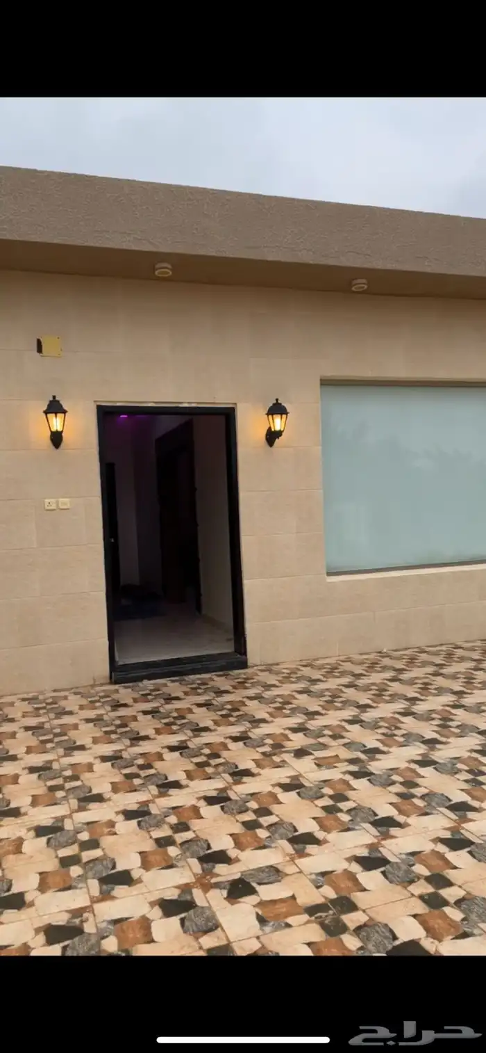 للبيع استراحه كبيره على 3 شوارع المساحه1854 م 9