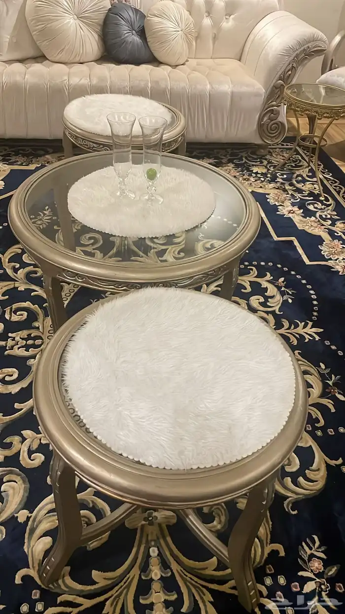 طقم كنب للبيع نظيف جددا معه الساترا وثلاث طاولات وسجاد 4