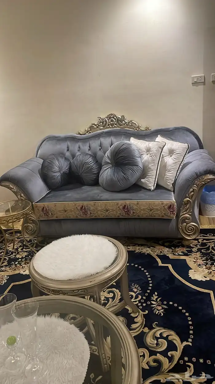 طقم كنب للبيع نظيف جددا معه الساترا وثلاث طاولات وسجاد 0