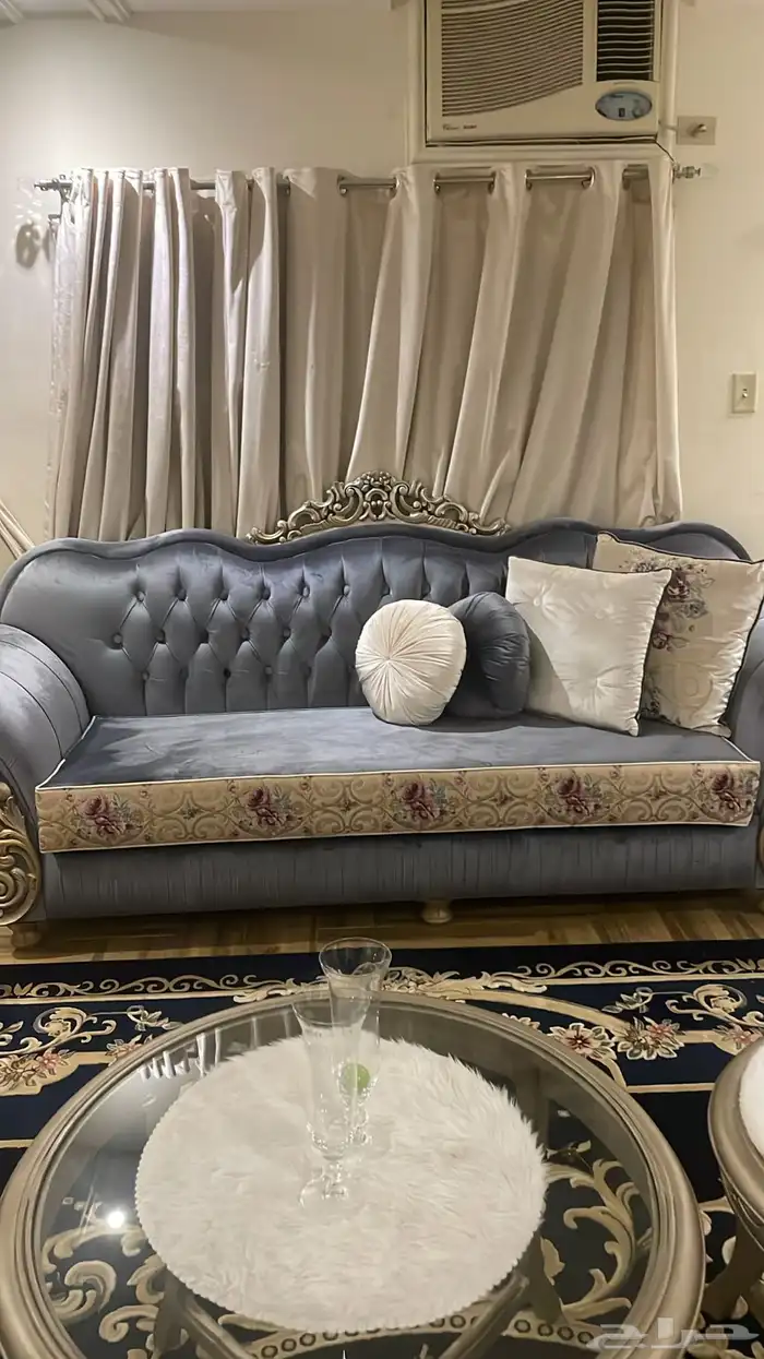 طقم كنب للبيع نظيف جددا معه الساترا وثلاث طاولات وسجاد 1
