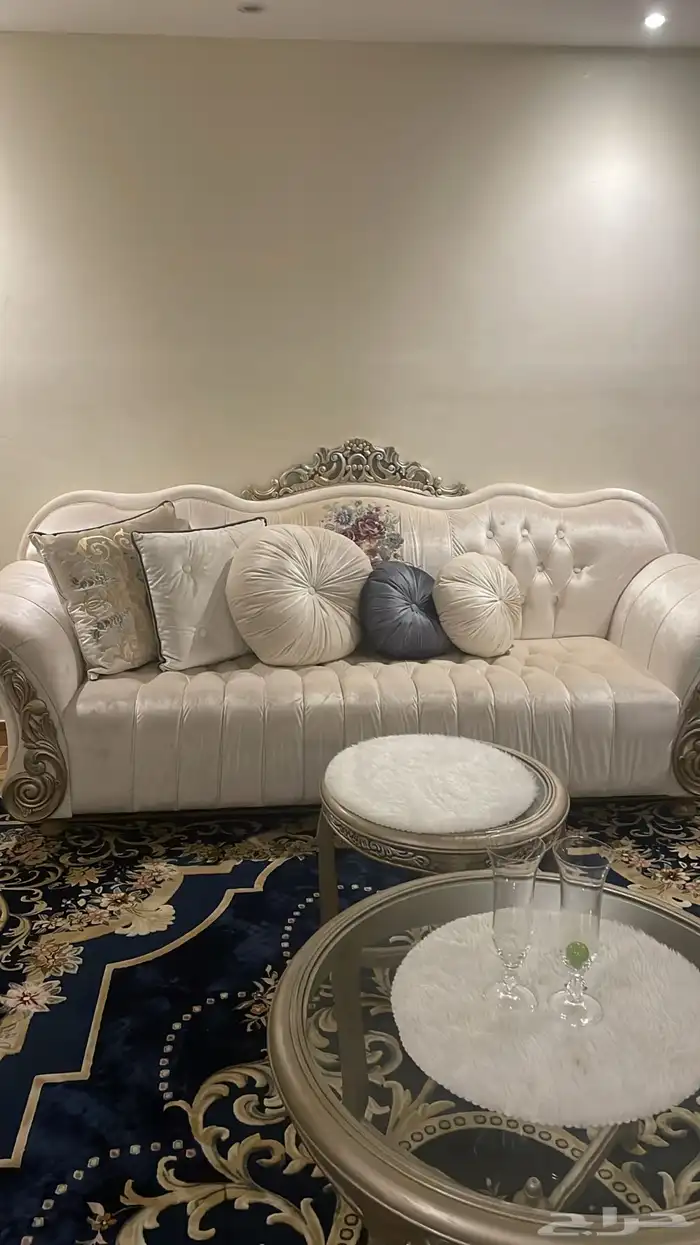 طقم كنب للبيع نظيف جددا معه الساترا وثلاث طاولات وسجاد 2