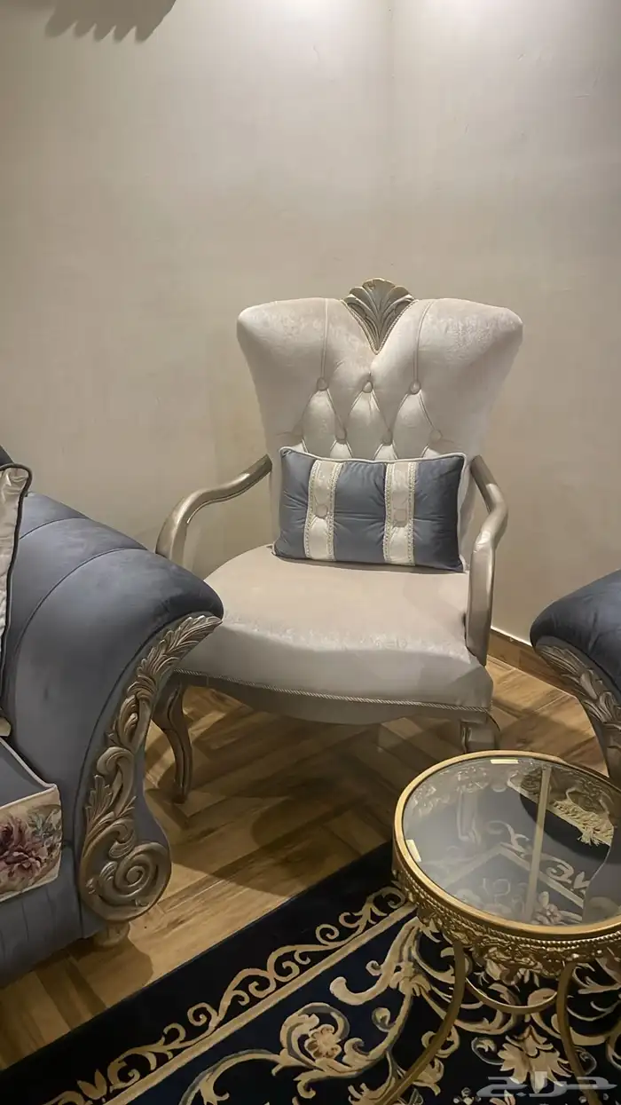 طقم كنب للبيع نظيف جددا معه الساترا وثلاث طاولات وسجاد 3