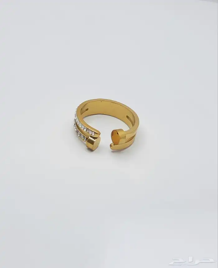 اساور وخواتم وسلاسل مميزة LV وكارتير مع الملحقات ويوجد توصيل 41