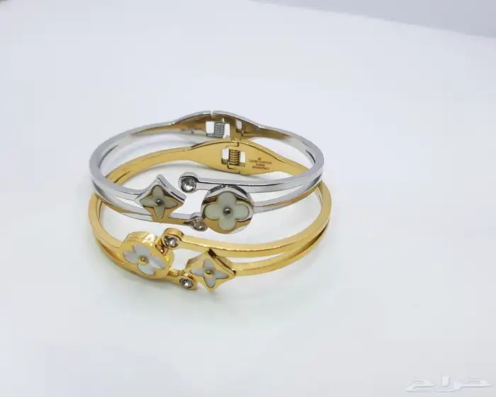 اساور وخواتم وسلاسل مميزة LV وكارتير مع الملحقات ويوجد توصيل 69