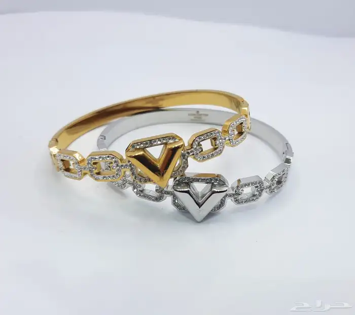 اساور وخواتم وسلاسل مميزة LV وكارتير مع الملحقات ويوجد توصيل 84