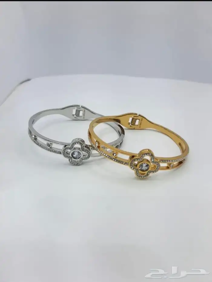 اساور وخواتم وسلاسل مميزة LV وكارتير مع الملحقات ويوجد توصيل 64