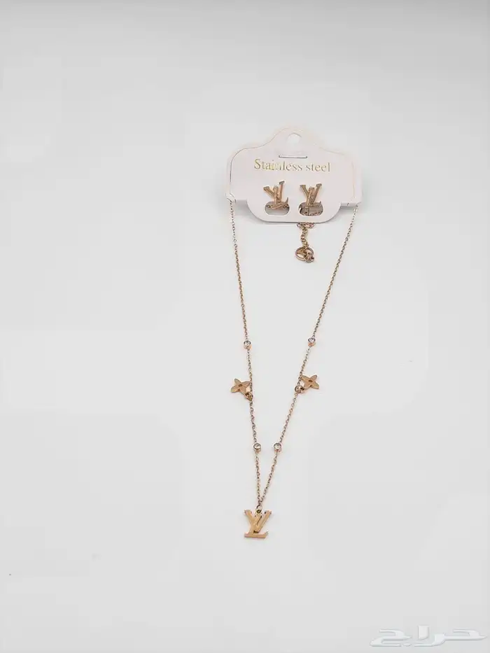 اساور وخواتم وسلاسل مميزة LV وكارتير مع الملحقات ويوجد توصيل 52