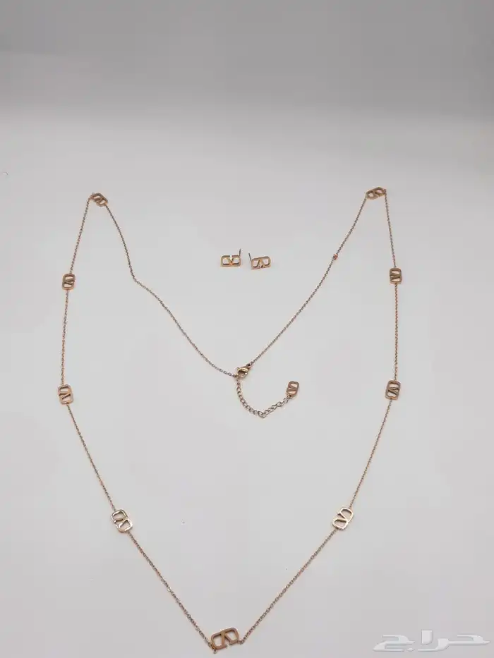 اساور وخواتم وسلاسل مميزة LV وكارتير مع الملحقات ويوجد توصيل 49