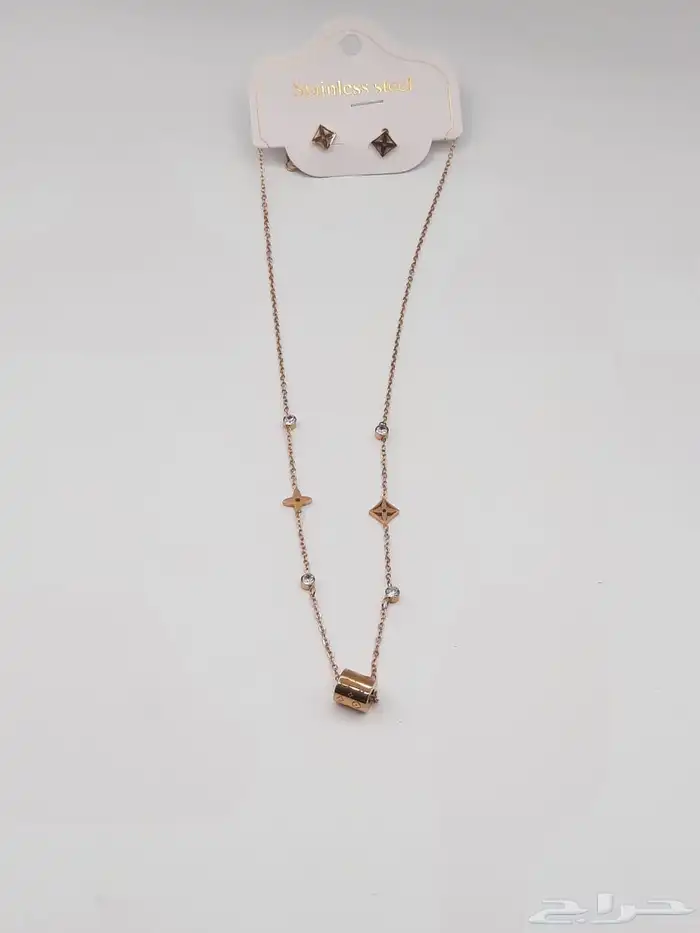 اساور وخواتم وسلاسل مميزة LV وكارتير مع الملحقات ويوجد توصيل 91