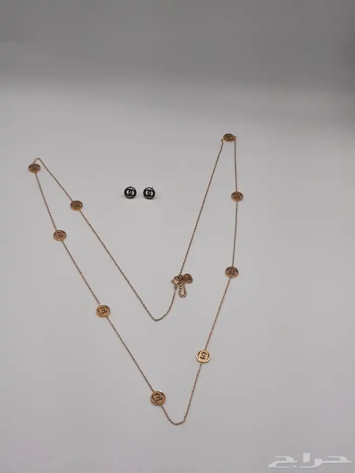 اساور وخواتم وسلاسل مميزة LV وكارتير مع الملحقات ويوجد توصيل 48