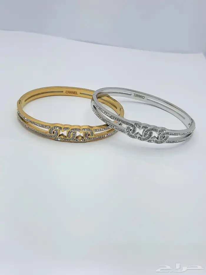 اساور وخواتم وسلاسل مميزة LV وكارتير مع الملحقات ويوجد توصيل 15