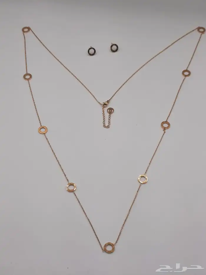 اساور وخواتم وسلاسل مميزة LV وكارتير مع الملحقات ويوجد توصيل 37