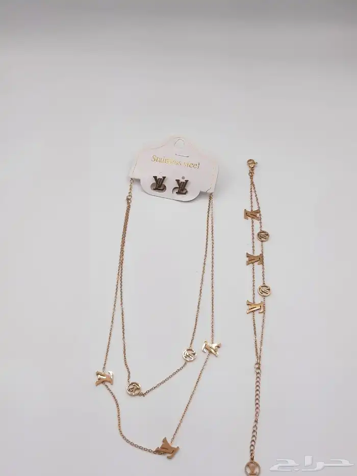 اساور وخواتم وسلاسل مميزة LV وكارتير مع الملحقات ويوجد توصيل 43