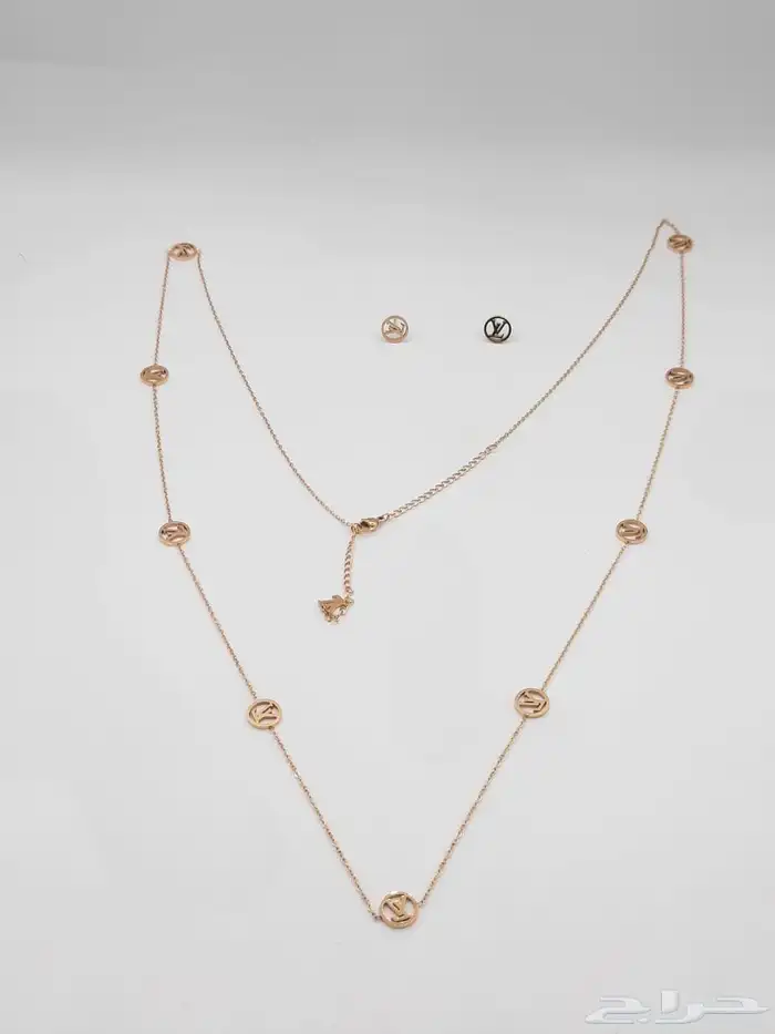 اساور وخواتم وسلاسل مميزة LV وكارتير مع الملحقات ويوجد توصيل 87