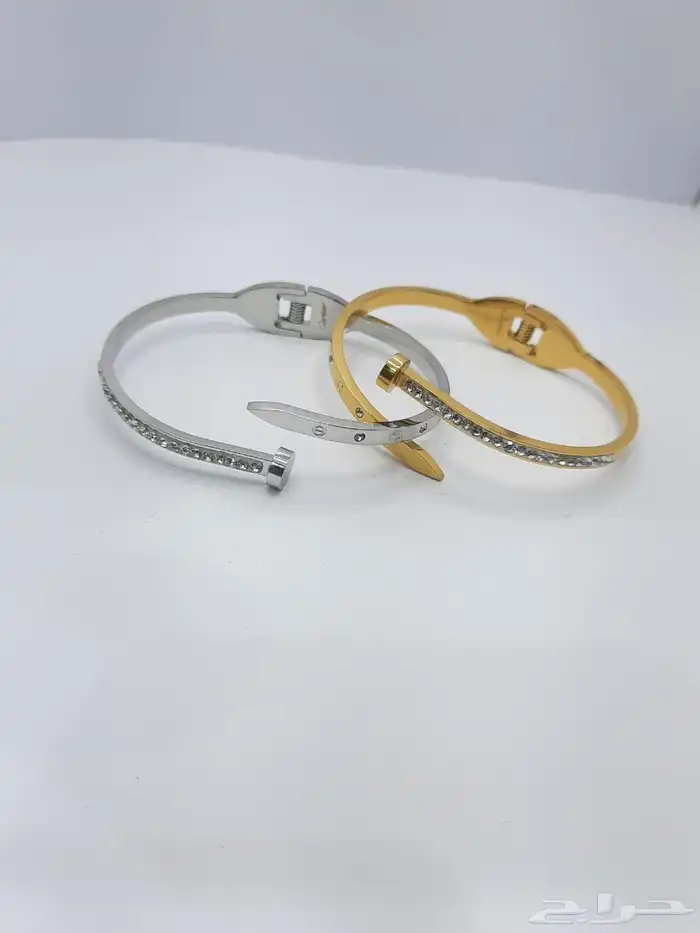 اساور وخواتم وسلاسل مميزة LV وكارتير مع الملحقات ويوجد توصيل 20