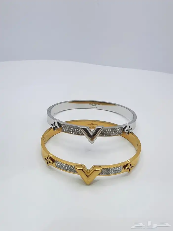 اساور وخواتم وسلاسل مميزة LV وكارتير مع الملحقات ويوجد توصيل 10