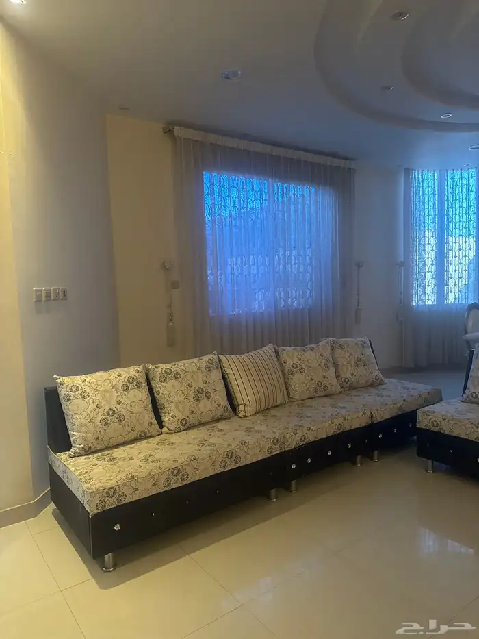 كنب نظيف ابيض ماجاه شي مخليه فتره عندي ولا احتاجه 1