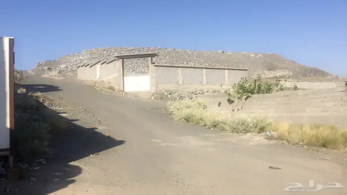 حوش للبيع خلف محطة المستقبل 0